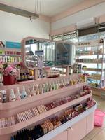 Meubles de magasin de cosmétiques en bois personnalisés modernes et tendance, présentoir à parfums rose sur mesure pour l'agencement de magasin de maquillage