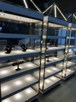 Présentoirs à bijoux pyramidaux sur pied avec finition dorée, vitrine haute en verre avec éclairage LED, armoire personnalisée avec serrure pour magasin de bijoux de luxe