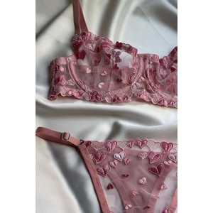Ensemble de lingerie rose avec détails en forme de cœur, soutien-gorge et string de haute qualité, style romantique confortable, décoration avec nœud, design à bonnets rembourrés - Product Image 1