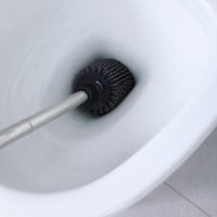 Brosse de toilette anti-éclaboussures en acier inoxydable avec couvercle rabattable et tête en silicone, support mural inclus pour salle de bain domestique