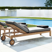 Chaise longue inclinable de luxe durable en bois de teck pour l'extérieur au bord de la piscine Chaise longue de jardin pour hôtel Chaise longue de plage imperméable à roulettes
