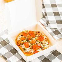 Nouvelle boîte en carton à pizza en papier kraft personnalisé et en carton ondulé pour l'emballage des aliments avec revêtement UV, stratification mate, conception gaufrée