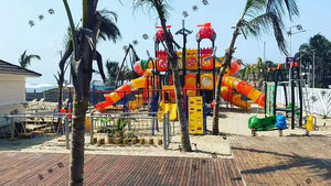 Aire de jeux extérieure colorée pour enfants avec plusieurs toboggans, tubes, marches d'escalade et décorations amusantes - Product Image 5