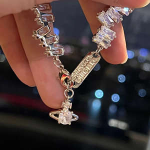 สร้อยข้อมือควีนมาร์เธอร์แซทเทิร์น รุ่นสแควร์สเต็ปคุณภาพสูง จี้หินธรรมชาติทรงสี่เหลี่ยม 18K - Product Image 2