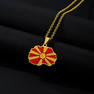 Nuova Collana alla Moda con Ciondolo a Forma di Mappa della Macedonia del Nord in Smalto, Unisex, in Acciaio Inossidabile e Titanio, Accessorio di Gioielleria - Product Image 2