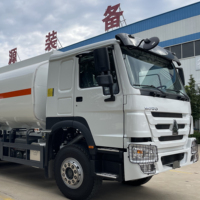 Camion-citerne Sinotruk d'occasion avec transmission manuelle Moteur diesel 6x4 Roue motrice Matériau en acier pour stockage d'huile Vente de Dubaï
