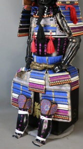 Armure Yoroi japonaise traditionnelle artisanale avec lacets en soie complexes, tenue de guerrier noire avec casque doré - Product Image 6