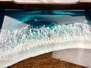 Plateau de service en bois enrichi de résine, conçu pour offrir une présentation élégante des aliments tout en ajoutant une touche décorative à la salle à manger - Product Image 4