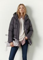 Veste d'hiver courte réversible respirante en duvet avec capuche pour défilé de mode, nouvelle collection QLYP pour femmes
