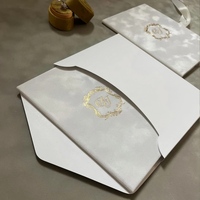 Invitación de Boda de Lujo con Papel Dorado, Diseño de Castillo Irlandés, Monograma, Cinta y Detalles de Estilo Folleto, Impresión Personalizada