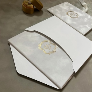 <span class=keywords><strong>Invitation</strong></span> de mariage en velours blanc froissé avec monogramme personnalisé en feuille <span class=keywords><strong>d</strong></span>'or et élégant ruban en soie pour la fermeture - Product Image 4