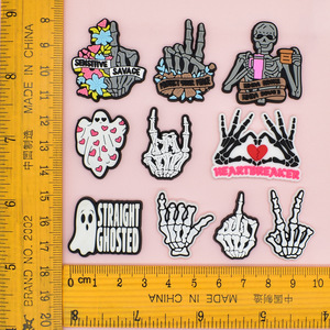 Abalorios para zapatos de esqueleto gótico personalizados, pines para zapatos estilo punk oscuro, insignias para zuecos con diseños de fantasma espeluznante y corazón roto, venta al por mayor y a granel, regalo - Product Image 3