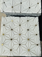 Mosaïque de carreaux en marbre blanc cristallin et laiton découpés au jet d'eau |   Mosaïque en marbre naturel pour mur et sol
