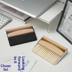 Mini <span class=keywords><strong>brosse</strong></span> <span class=keywords><strong>de</strong></span> nettoyage <span class=keywords><strong>de</strong></span> clavier mécanique à poils doux en bois <span class=keywords><strong>de</strong></span> hêtre, ensemble balayette et pelle magnétique pour bureau - Product Image 3