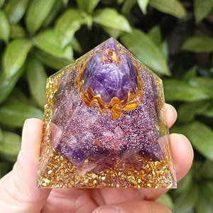 Pyramide en cristal d'améthyste avec lotus flottant en résine époxy, décoration artisanale pour la maison, ornement de bureau - Product Image 3
