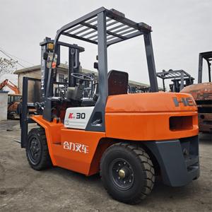 Chariot élévateur diesel d'occasion de 3 tonnes à vendre avec déplaceur latéral hydraulique, mât à deux étages, pneus pleins, livraison rapide - Product Image 4