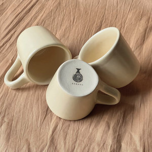 Mug à café en céramique artisanale de luxe, couleur ivoire, avec poignée, design moderne, stock en gros - Product Image 2