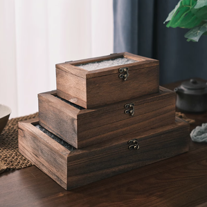 <span class=keywords><strong>Coffre</strong></span> de rangement intemporel <span class=keywords><strong>en</strong></span> <span class=keywords><strong>bois</strong></span> de pin antique avec sangles <span class=keywords><strong>en</strong></span> cuir, boîte <span class=keywords><strong>en</strong></span> <span class=keywords><strong>bois</strong></span> personnalisable avec logo pour cadeaux de mariage et décoration rustique - Product Image 4