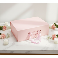 Boîte en carton rigide rose en gros avec poignée en ruban, finition mate, portable, taille et couleur personnalisables pour sacs à main et produits de soin