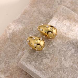 Orecchini a Perno Vintage Ispirati allo Stile Francese in Acciaio Inossidabile Placcato Oro 18K con Perle Irregolari a Grappolo per Donne - Product Image 5