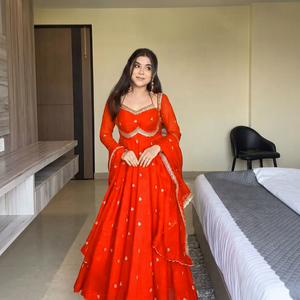 ชุดเดรส Anarkali ปักลายสีแดง พร้อมผ้าคลุมยาวถึงพื้น สำหรับงานแต่งงานและงานเลี้ยงสำหรับผู้หญิง - Product Image 1