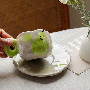 Tazas y platillos de café pintados a mano con motivos de pera, caqui y manzana, creativos, moldeados a mano, de cerámica irregular, para la hora del té. - Product Image 3