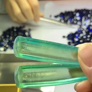 Pierres précieuses synthétiques brutes non coupées Matériau Paraiba Couleur - Product Image 1