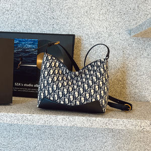 Sac cabas pour femme de style vintage. Fabriqué en matériau PU de haute qualité. Avec un design à motifs géométriques. - Product Image 3