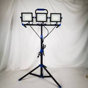 Lámpara de Trabajo LED de Tres Cabezas 3x50W con Trípode Móvil, Reflector Ajustable Verticalmente, Blanco - Product Image 1
