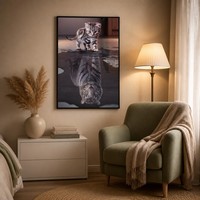 Impression sur toile encadrée « Art de la Réflexion Animale » : Tigre, Eau et Huile – Décoration murale surréaliste écologique, style galerie, pièce d'accentuation unique pour la maison
