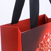 Sac cadeau en papier rouge personnalisé avec estampage à chaud 3D et ruban graphique, emballage haut de gamme pour les marques de luxe, cosmétiques, cadeaux