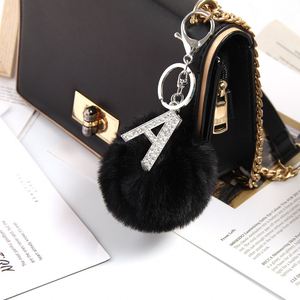 Porte-clés personnalisé avec 26 lettres anglaises en fourrure, nouveau design, boule de fourrure de lapin Rex artificielle, pendentif de sac, porte-clés en peluche avec lettre - Product Image 1
