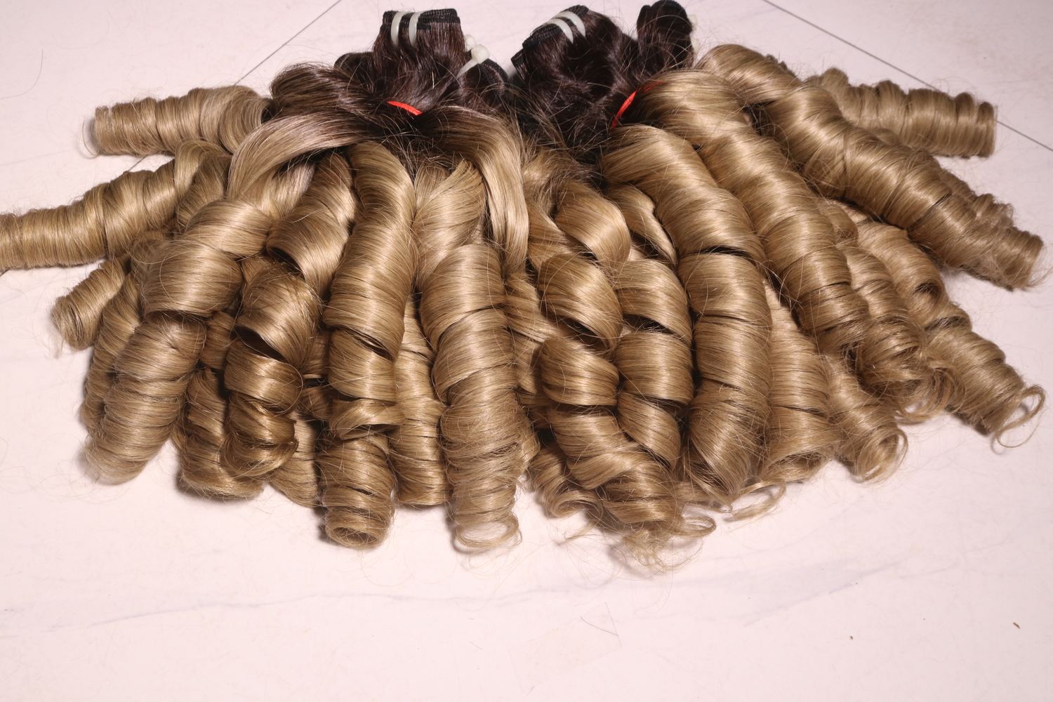 27/30สีบลอนด์ที่มีรากสีเข้ม