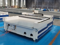 Coupe-couteau oscillant numérique entièrement automatique pour la fabrication de motifs de textiles et de vêtements en tissu Traceur CNC à alimentation automatique à grande vitesse