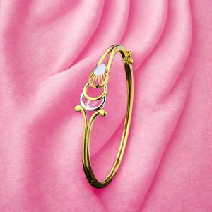 Bracelet élégant bicolore or pour femmes avec un design moderne inspiré des boucles et des coquillages par Kinnova Jewels, élégant et léger - Product Image 1