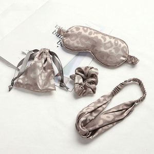 Masque de sommeil en satin imprimé bloquant la lumière avec pochette en soie de mûrier de qualité supérieure pour le sommeil, la sieste et les voyages en avion - Product Image 4