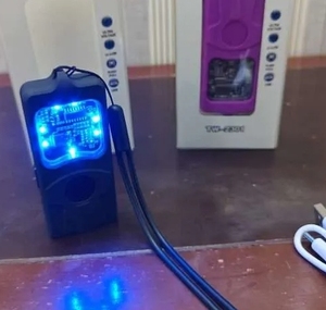 ไฟฉายชาร์จได้ขนาดกะทัดรัดพร้อมไฟ LED สีน้ำเงิน อุปกรณ์ป้องกันตัวส่วนบุคคล ไฟ LED สำหรับโปรโมชั่นกลางแจ้ง ขายส่ง - Product Image 1