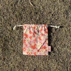 Bolsa de Algodón Orgánico con Cordón Ajustable, Diseño Personalizado, Bolsa Protectora de Algodón Calico con Etiqueta - Product Image 1