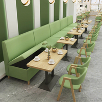 Banquette rembourrée vert lime avec rangement intégré et chaises à dossier incurvé pour café moderne, restaurant, salle à manger