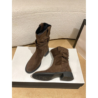 Bottes mi-mollet souples pour femme, bout rond, talon carré, en daim, coupe en V, avec languette à replier, style western, couleur camel.