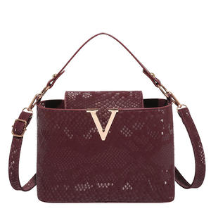 Nouveau <span class=keywords><strong>sac</strong></span> à bandoulière en PU à fermeture éclair, doublure en nylon, imprimé serpent uni, <span class=keywords><strong>sac</strong></span> fourre-tout décontracté d'été avec lettrage - Product Image 1