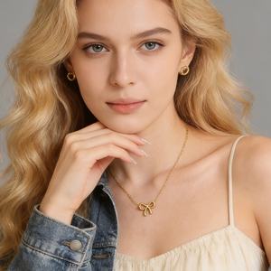 สร้อยคอแฟชั่นแบบโชคเกอร์ ชุบทอง 18k สแตนเลสสตีล ประดับจี้โบว์เล็กน่ารักสำหรับผู้หญิง - Product Image 1