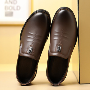 รองเท้าโลฟเฟอร์หนังแบบสวมสำหรับผู้ชายสีน้ำตาลส้นเตี้ยระบายอากาศได้ดีรองเท้าลำลองสำหรับพ่อวัยกลางคนสไตล์อังกฤษสีทึบ - Product Image 1
