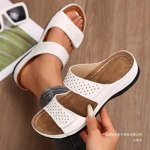 Pantuflas Estilo Tenis con Suela Gruesa y Plataforma, Diseño Multicolor, Ligeras y Adecuadas para Playas de Arena - Product Image 1