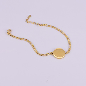 Pulsera de Acero Inoxidable con Letras para Mujer, Venta al Por Mayor |   Pulsera con Dije Inicial de 26 Letras del Alfabeto en Concha Natural y Oro PVD de 18K - Product Image 4
