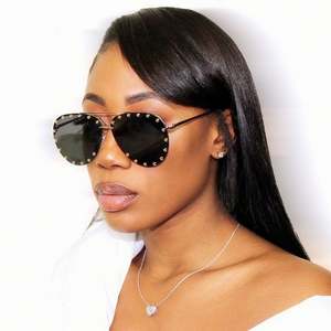 Gafas de Sol de Moda con Logotipo Personalizado de Lujo al por Mayor, Gafas de Sol Extra Grandes para Mujer, Protección UV400, Gafas de Sol con Remaches Metálicos para Mujer - Product Image 2