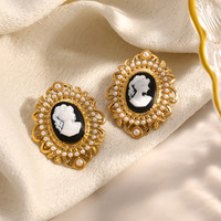 SUMMLY Ensemble de bijoux de mode vintage : Boucles d'oreilles clous en perle camée et Bague ovale, en acier inoxydable plaqué or 18 carats