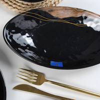 Assiette en mélamine noire conviviale Ensembles de vaisselle au design classique écologique pour les mariages et les repas raffinés