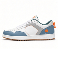 Chaussures de sport rétro bleu ardoise, personnalisables OEM, avec empiècement gris et badge orange, semelle en caoutchouc à crampons
