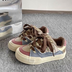 Zapatillas Retro Alemanas para Mujer 2026, Punta Redonda Clásica, Suela Delgada con Aumento de Altura Oculto, Zapatos Casuales Versátiles para Uso Diario - Product Image 1